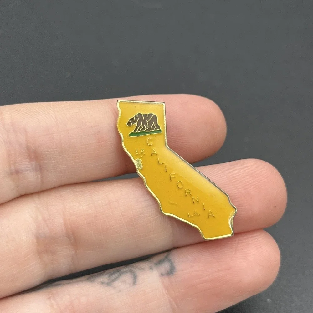 California State Outline‎ Bear Lapel Hat Pin
